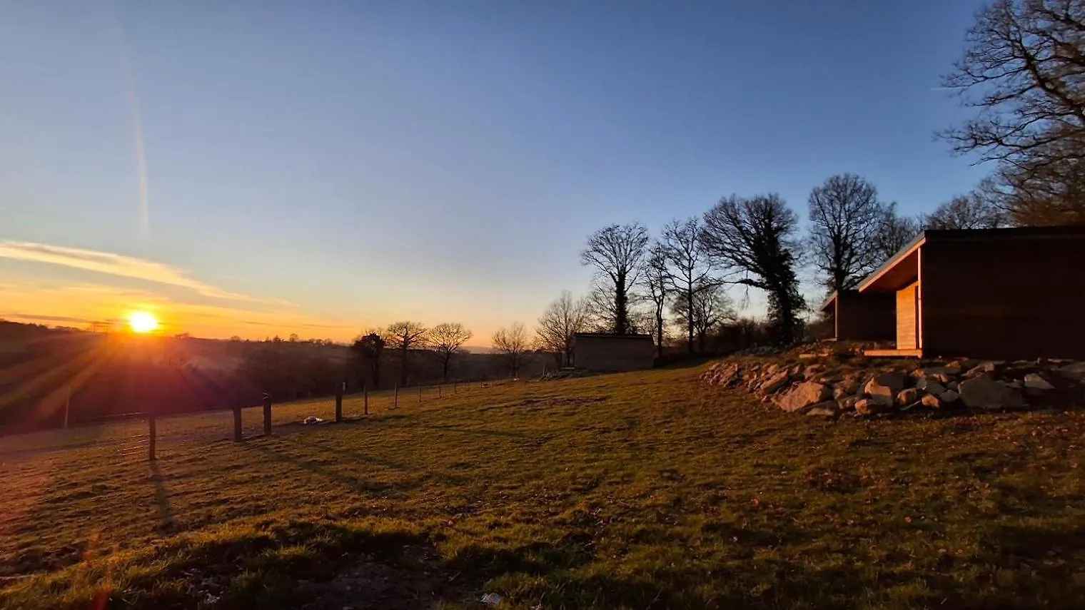 La Ferme De Beau Soleil Gite Et Cabanes Saint-Gilles-du-Mene 0*,  Франция